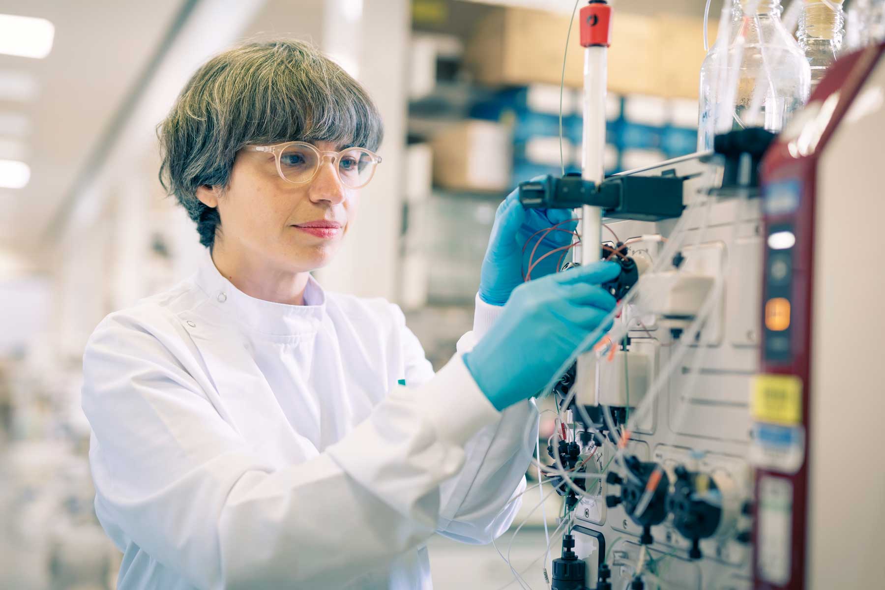 Lab researcher working in a lab in Experimental Medicine and Biomedicine